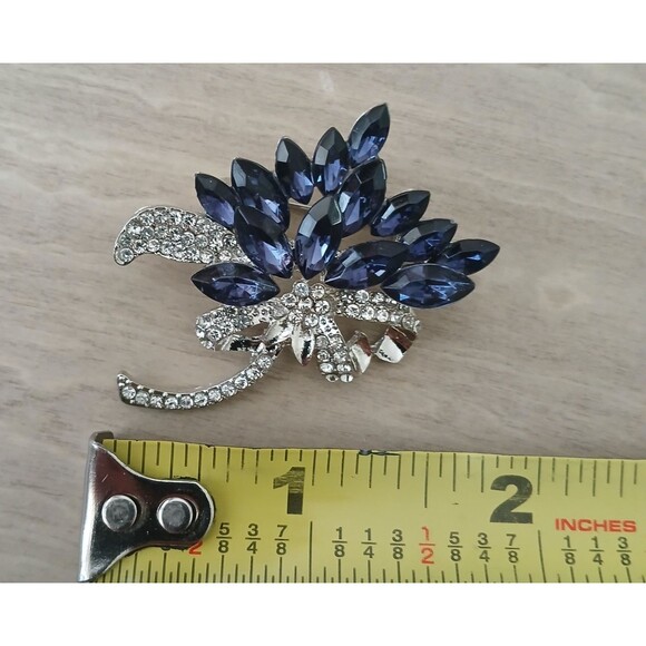 NEW Blue Crystal Rhinestone Bouquet Brooch Pin Silver Tone Beautiful Elegant - Picture 6 of 6